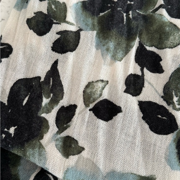 H&M Black and Cream Floral Scarf NWT - Picture 6 of 6